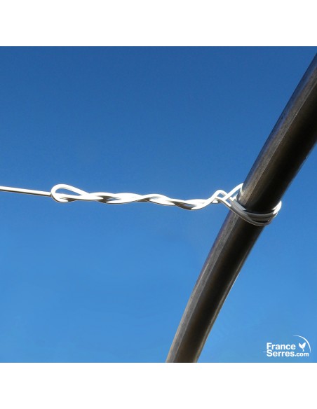 montage du fil polyester sur la serre avec un noeud avec ligatures