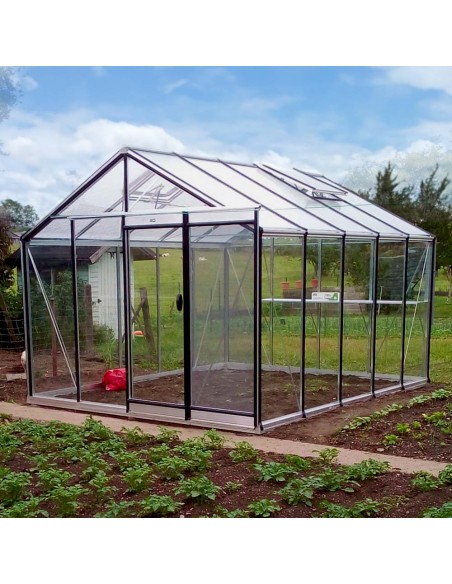 Serre en verre à parois droites 11,35m² en aluminium brut dans un potager