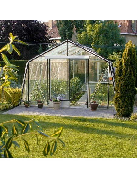 Serre de jardin en verre à parois obliques de 22,53m² en aluminium brut dans un jardin