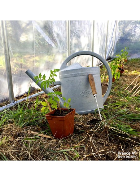 La bâche de cette serre tunnel de jardin est traitée anti-UV et anti-buée