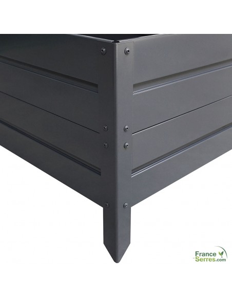 Pieds à enterrer pour un ancrage au sol du bac de culture très efficace.