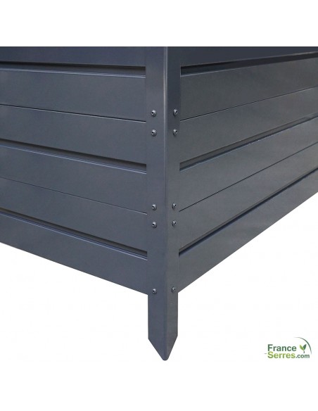 LE pied de la jardinière est conçu pour s'enfoncer dans la terre et  fixer le bac au sol