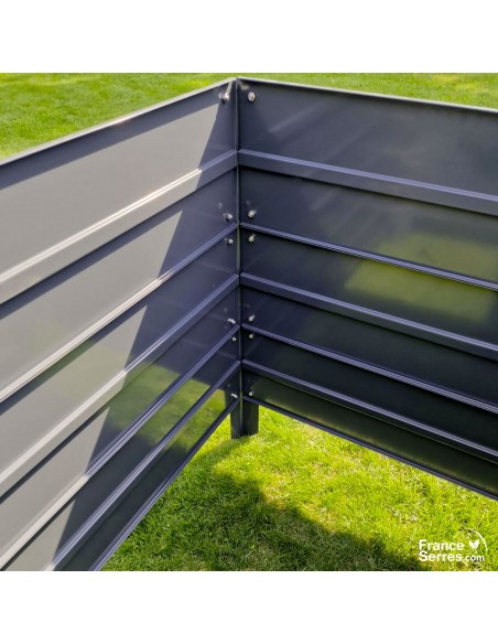 Le montage de la jardinière est très simple : il se fait par un simple vissage