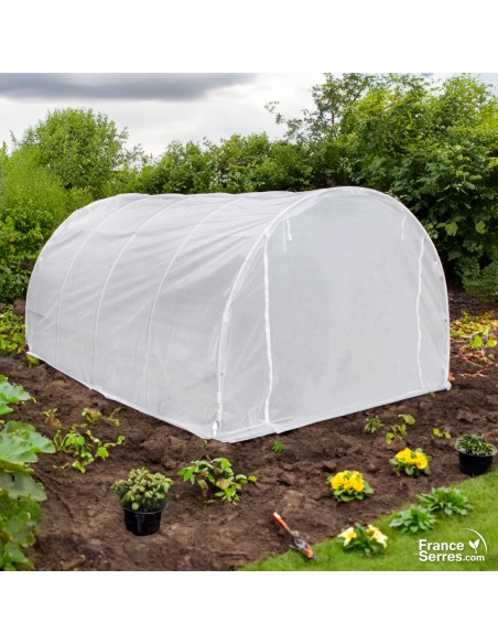 Serre tunnel demi-lune Eco de 12m² avec sa porte enroulable fermée