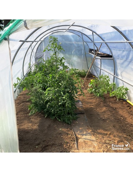 Serre tunnel de jardin de 18m² avec structure, bâche de corps translucide, 1 pignon plein et 1 pignon porte enroulable