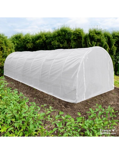 Serre de jardin de 24m² avec bâche translucide, porte enroulable fermée