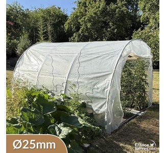 Serre tunnel demi lune Eco de 9m² avec un pignon porte et un pignon plein