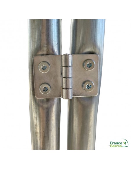 Structure de la porte sur charnière de la serre en forme de chapelle