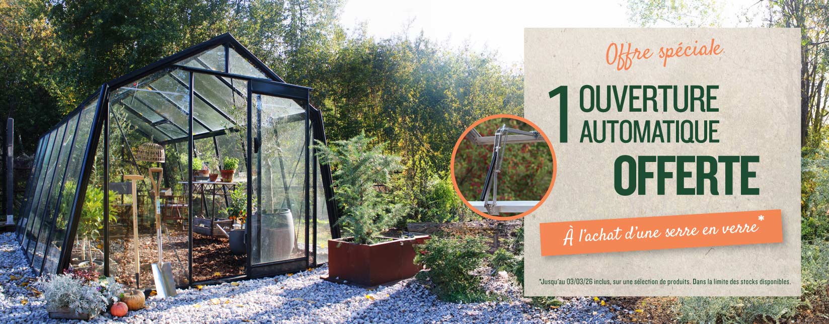 photo-serre-en-verre-dans-jardin-une-ouverture-automatique-offerte-pour-l-achat-d-une-serre-en-verre